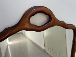 Espejo de madera con marco curvo