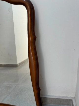 Espejo de madera con marco curvo