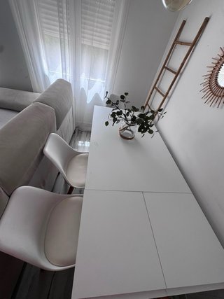 Mesa de comedor blanca con 4 sillad
