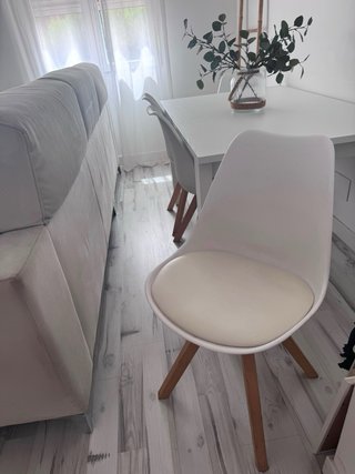 Mesa de comedor blanca con 4 sillad