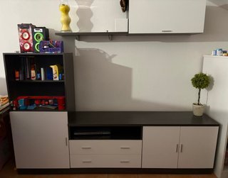 Mueble de comedor oscuro y blanco