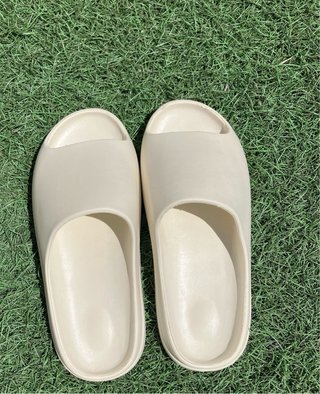 Chanclas estilo Yeezy Slides Beige Talla 44.5