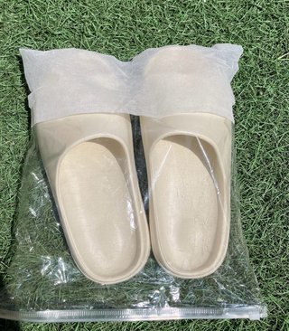 Chanclas estilo Yeezy Slides Beige Talla 44.5