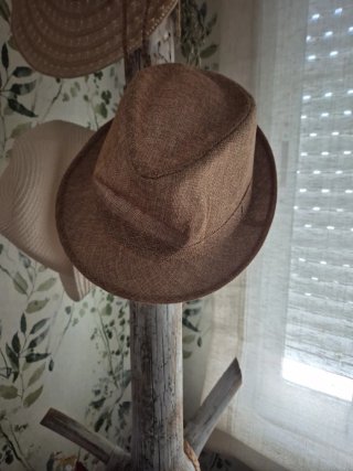 Gorro de fieltro marrón