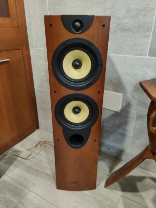 Altavoces Wharfedale Marrones y Negros