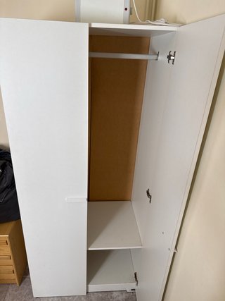 Armario blanco de madera