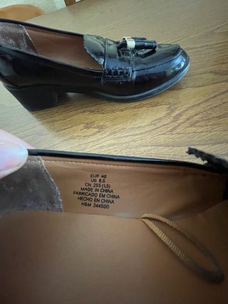 Zapatos negros de charol con flecos