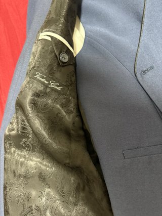 Traje de invitado azul y blanco