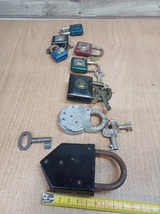 Lote de antiguos candados con su llave original