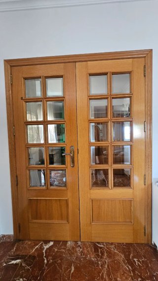 Puertas madera y cristal salón, con el marco