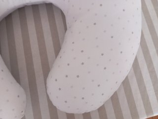Cojín de lactancia con estrellas