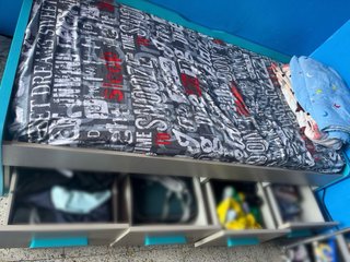 Cama individual con cajones