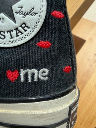 Converse negras con besos bordados Love Me