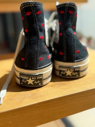 Converse negras con besos bordados Love Me
