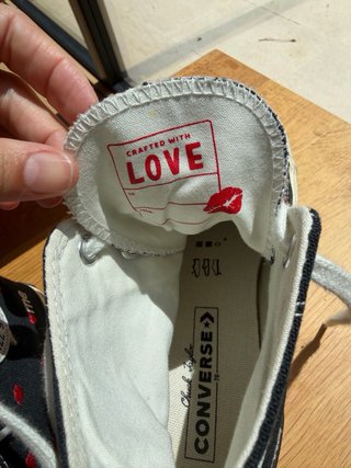 Converse negras con besos bordados Love Me