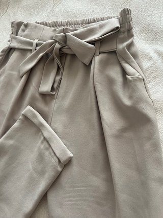 Pantalones beige con cinturón