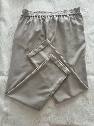 Pantalones beige con cinturón
