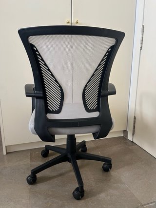 Silla de oficina ergonómica gris y negra