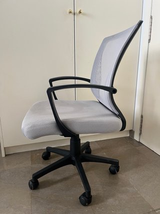 Silla de oficina ergonómica gris y negra