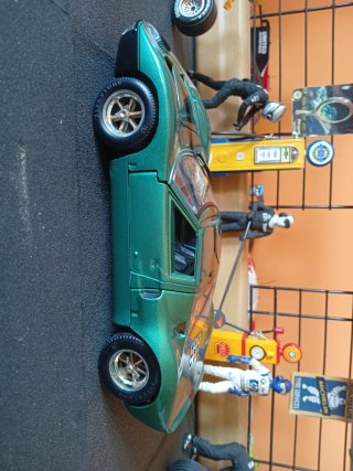 Ford GT 40 Universal Hobbies 1:18