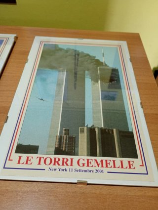 LOTTO 2 QUADRI CON STAMPA TORRI GEMELLE ANNO 2001