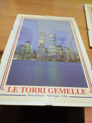 LOTTO 2 QUADRI CON STAMPA TORRI GEMELLE ANNO 2001