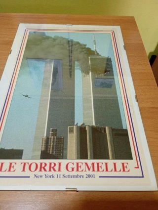 LOTTO 2 QUADRI CON STAMPA TORRI GEMELLE ANNO 2001