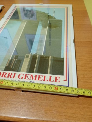 LOTTO 2 QUADRI CON STAMPA TORRI GEMELLE ANNO 2001