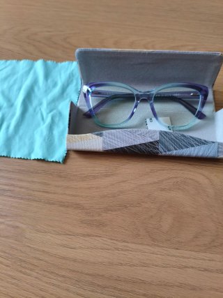 Gafas moradas y turquesa