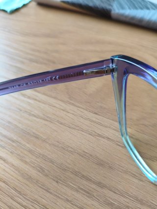 Gafas moradas y turquesa
