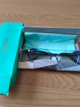 Gafas moradas y turquesa