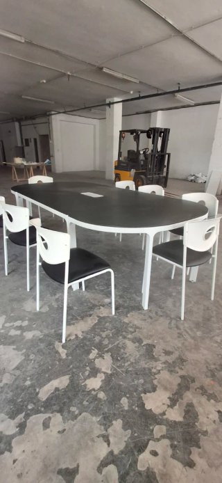 Mesa y 8 Sillas Negras y Blancas