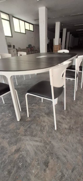 Mesa y 8 Sillas Negras y Blancas