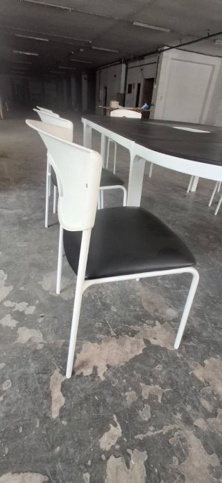 Mesa y 8 Sillas Negras y Blancas
