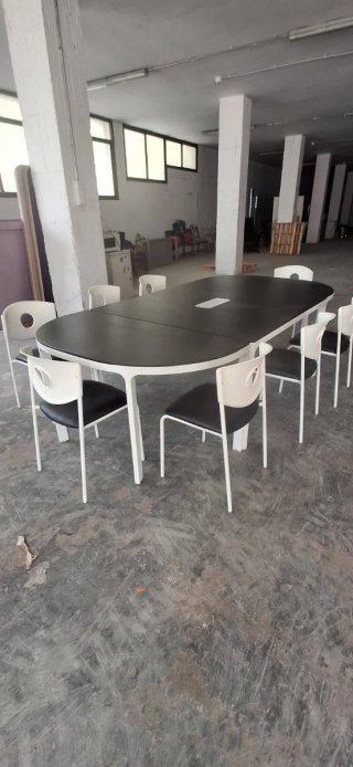 Mesa y 8 Sillas Negras y Blancas