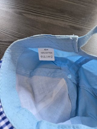 Gorrita de bebé azul con oso