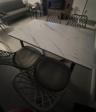 Mesa y 4 sillas casi nuevas