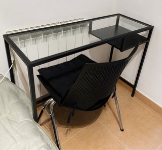 Escritorio cristal y silla negra