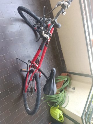 Bicicleta roja usada