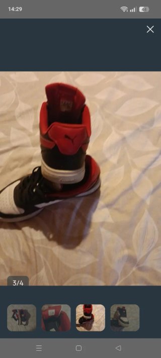 Zapatillas deportivas negras, rojas y blancas