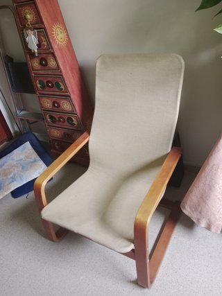 Sillones ligeros de tela y  estructura de madera.