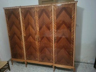 Armario antiguo de madera con detalles dorados