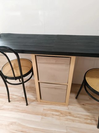 Mesa Kallax con 2 sillas