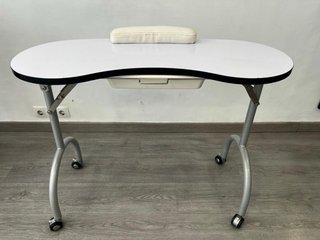Mesa de manicura plegable con ruedas