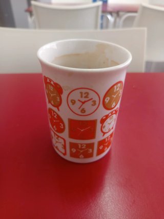 Taza de papel con diseño de relojes