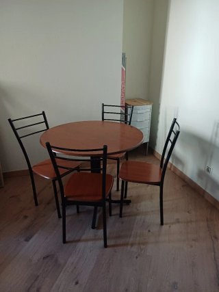 Mesa redonda madera y 4 sillas forja