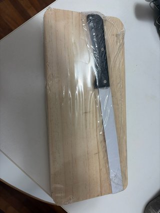 Tagliere in legno con coltello