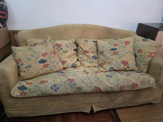Sofá cama tela floral beige URGE NO VALE 1€