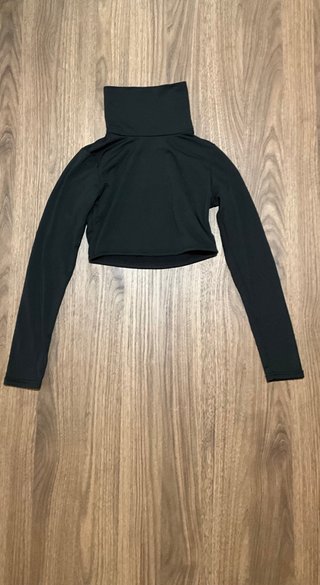 Top negro cuello alto manga larga