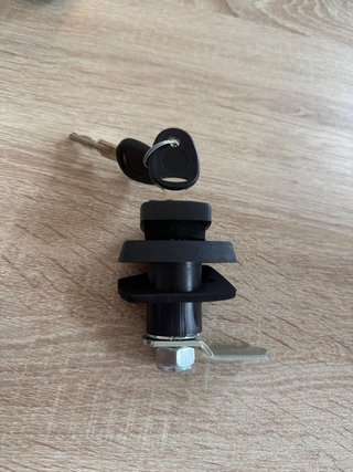 Cerradura FAP rectangular portón negro